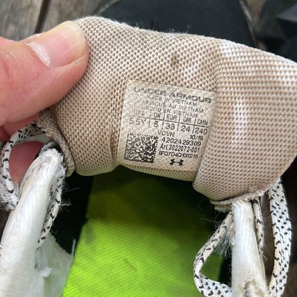 Under Armour baseball cleats.  Size youth 5.5.  Worn one season. - Picture 6 of 10